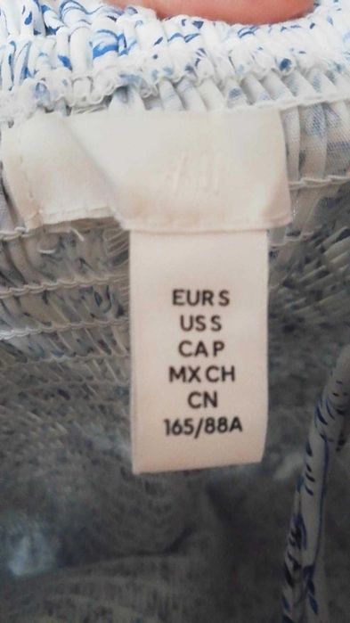 Vestido da H&M em tons de azul e branco