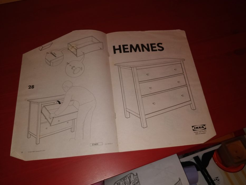 Cómoda em vermelho do ikea