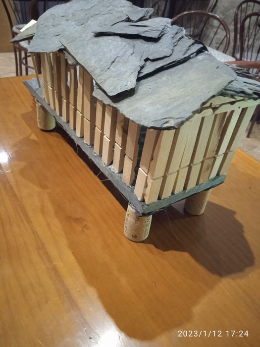 Réplica de espigueiro/canastro