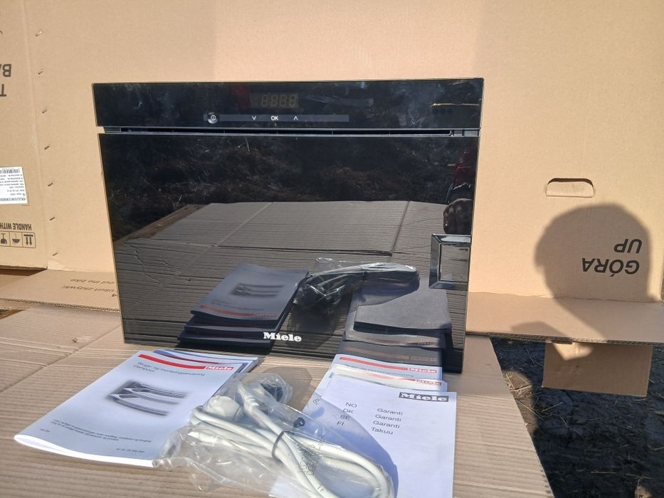 Nowy wolnostojący piekarnik do gotowania na parze Miele DG 6010