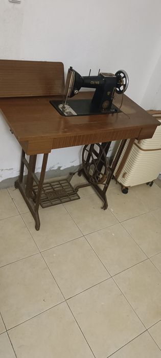 Máquina de costura oliva como nova bem cuidada