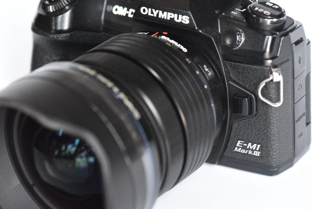 Olympus OM-D E-M1 Mark III com lente Olympus M.Zuiko Digital ED 7-14mm