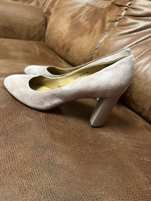 Лофери та туфлі жіночі 38 розмір