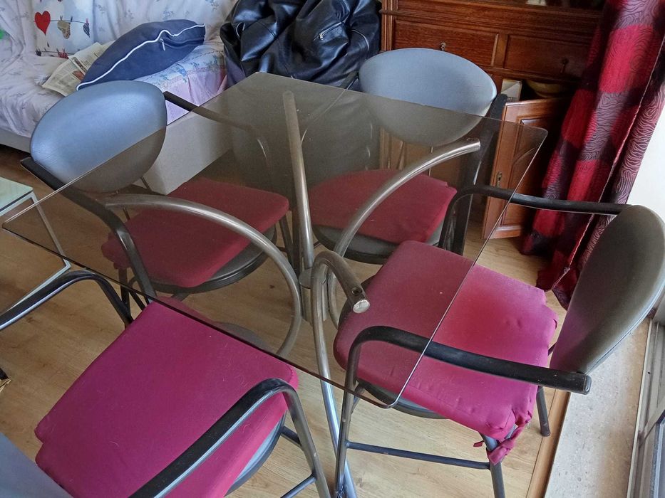 Mesa + 4 cadeiras - Bom preço!