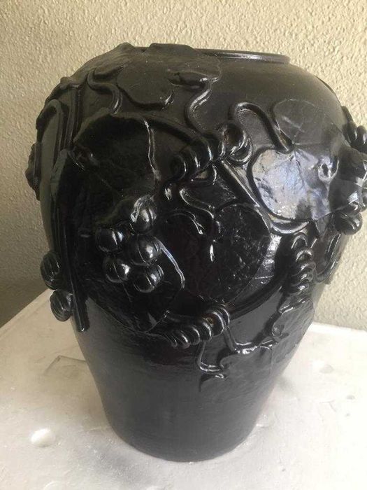 Jarrão de barro com relevo