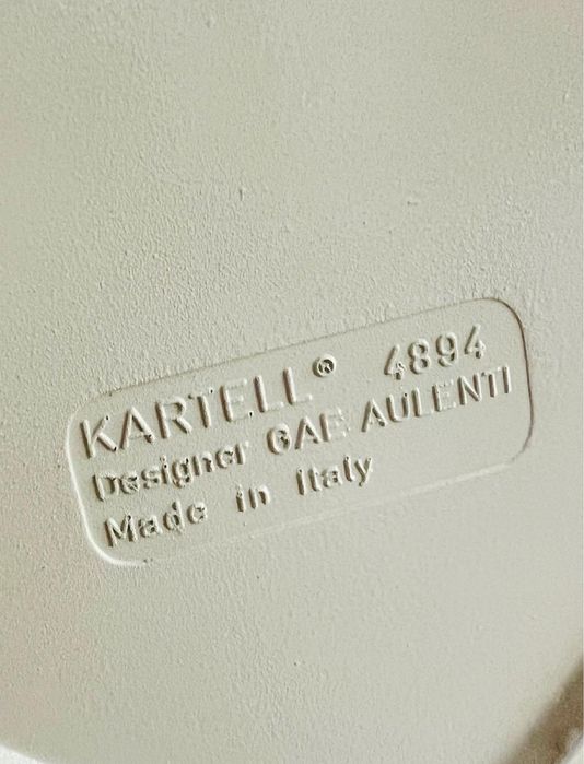 Mesa branca de apoio Kartell