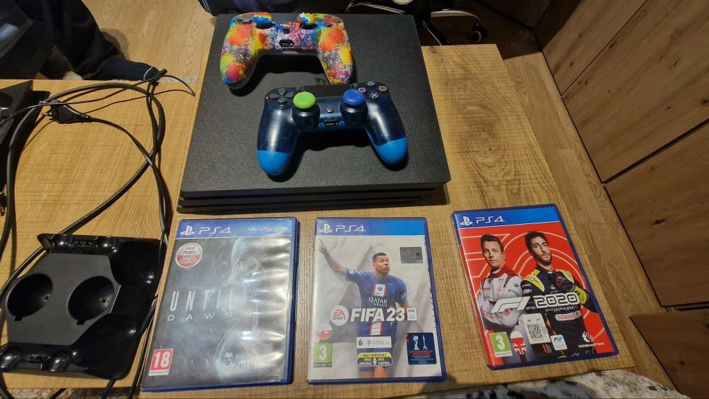Konsola ps4 + 3 gry