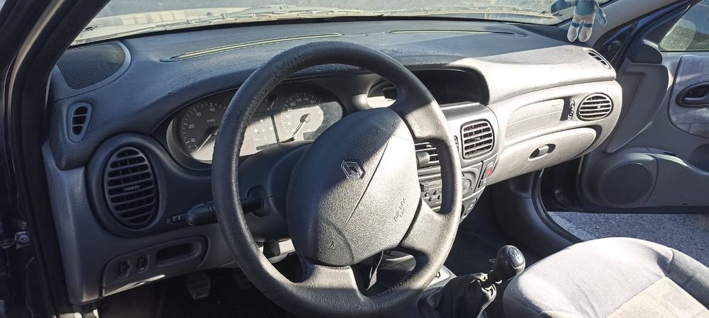 Renault Mégane 1.9 (Diesel) - Ano 2000 - Versão RXE (Para Reparar / Vendo Como Está)
Qualquer coisa estou ao dispor.