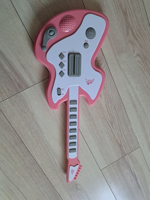 Oddam zabawkę gitara