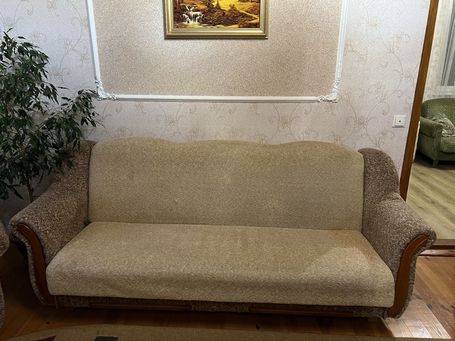 Диван з стільцями