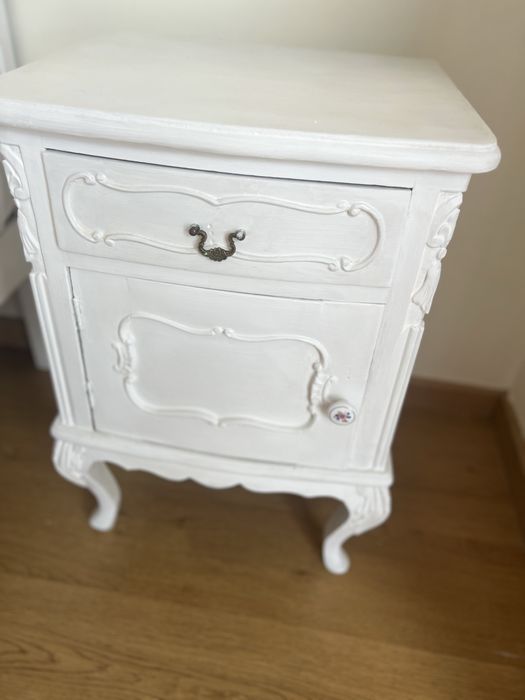 Cama de casal sim colchoa, com comoda e doas mesinhas de cabeceira