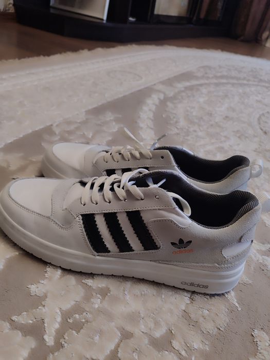Класичні шкіряні кросівки Adidas.