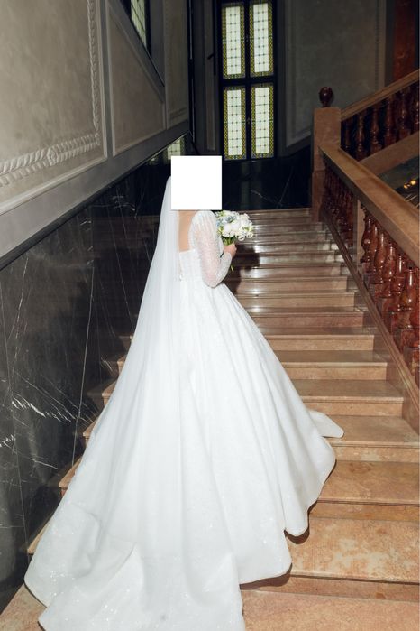 Весільна сукня S–M (36–38), пишна, з довгим рукавом + фата