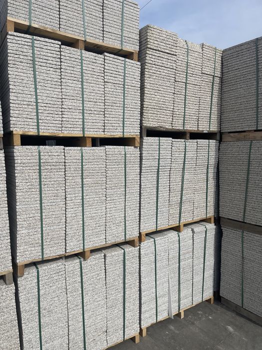 Granito amarelo picado comercial