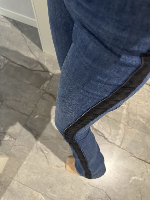 сині джинси кльош роблять шикарну фігуру