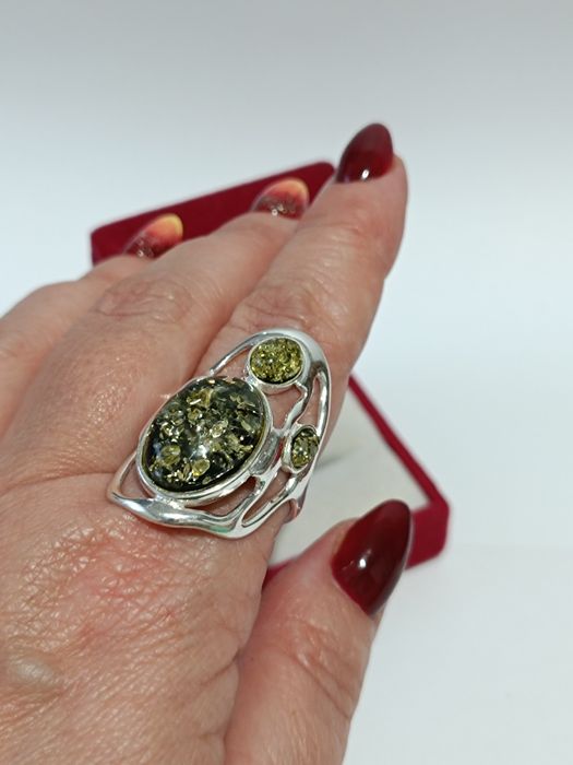 Srebrny pierścionek z zielonym bursztynem roz.24, srebro próby 925