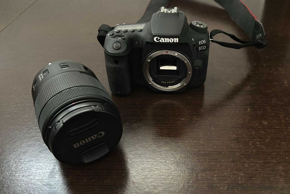 Máquina Fotográfica Reflex CANON EOS 90D + EF-S 18-135mm f/3.5-5.6