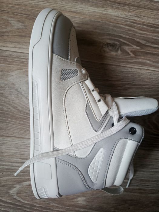 Світле анатомічне взуття