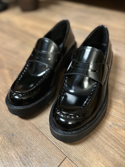 Lakierowane mokasyny z paskiem Zara czarne