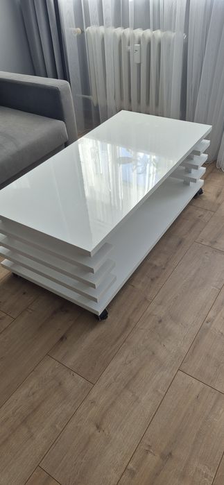 Nowoczesny stolik biały