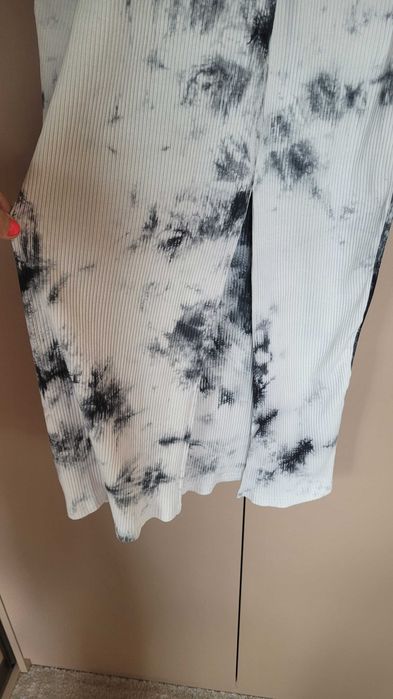 Maxi biało czarna prążkowana sukienka, odkryte ramiona, roz. 38 Shein.