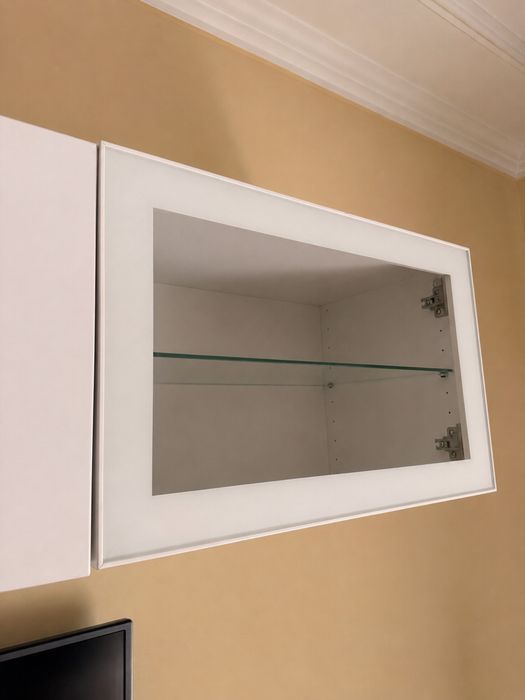 Conjunto IKEA BESTÅ – Móvel TV + módulos superiores com vidro