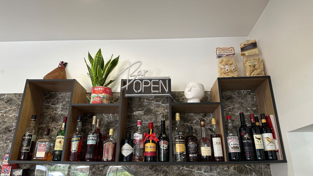 Armário de Parede em Madeira – Ideal para Restaurante, Bar ou Café