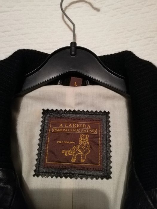 Casaco preto em pele genuina, modelo feminino cintado, tam L