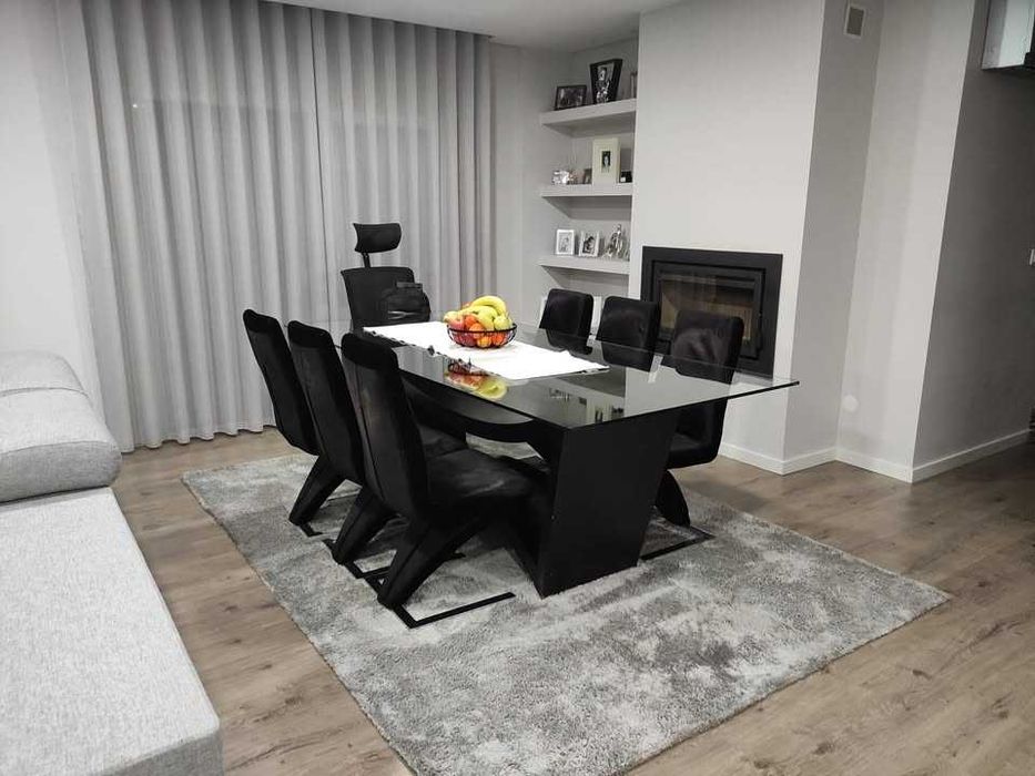 Mesa sala de jantar madeira preta + vidro, com 6 cadeiras