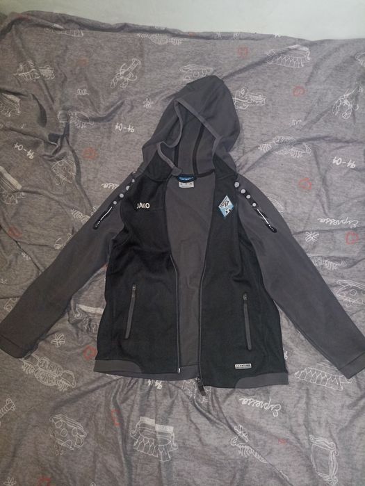 штани та пару кофт