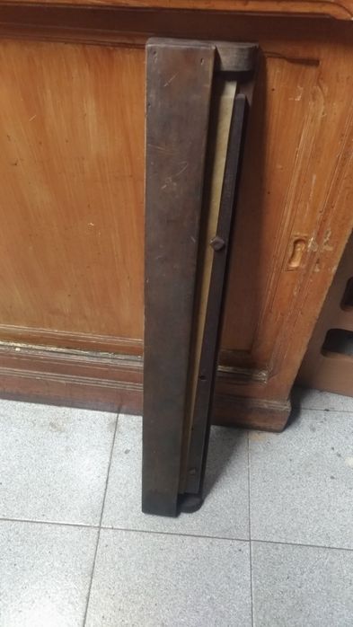 Guilhotina Krausa Antiga  a trabalhar manual com mais um século