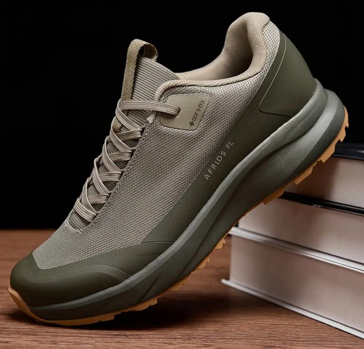 Кросівки туристичні