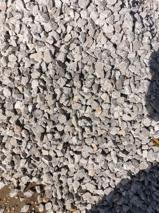 Ziemia przesiewana małym samochodem