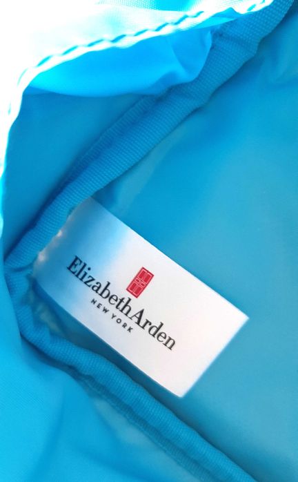 zestaw Elizabeth Arden z kosmetyczką kremy pomadka balsam