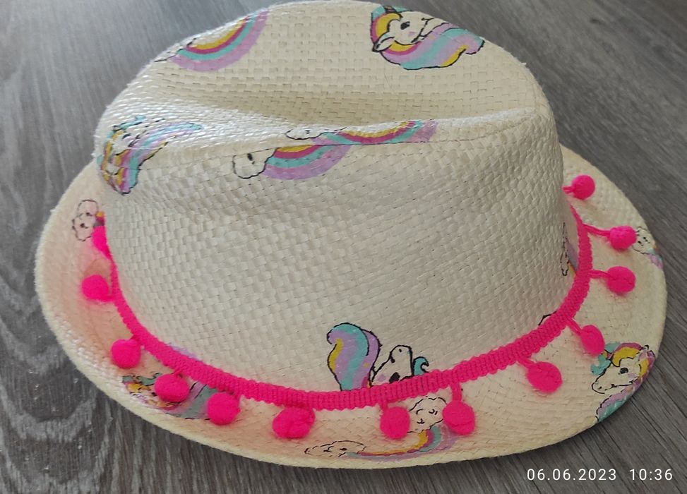 Капелюшки -2шт.на дівчинку.