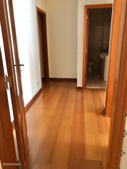Apartamento T3 com garagem e terraço em Leiria