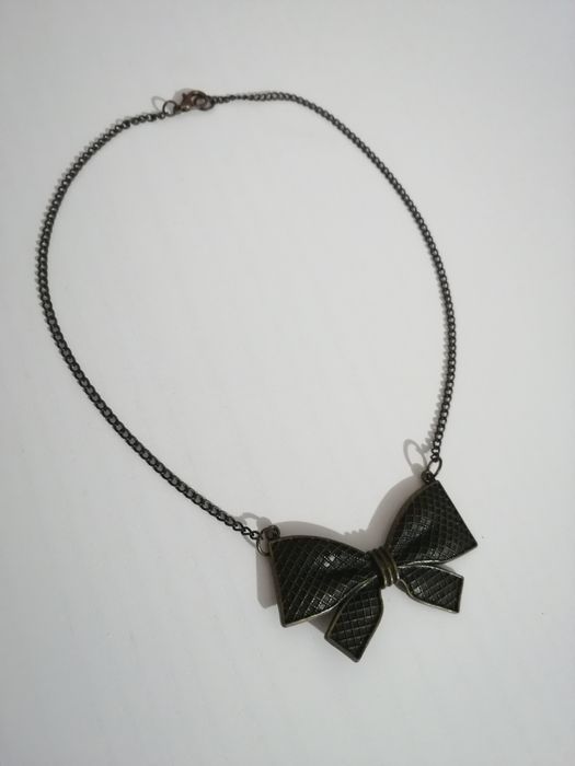 Colar azul com contas