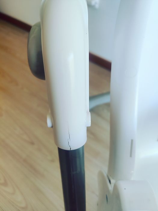 Cadeira de refeição Pierre Cardin 

É usado com sinais de uso. Tem peq