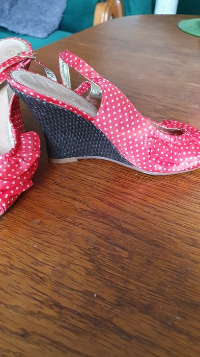 Buciki letnie na koturnie