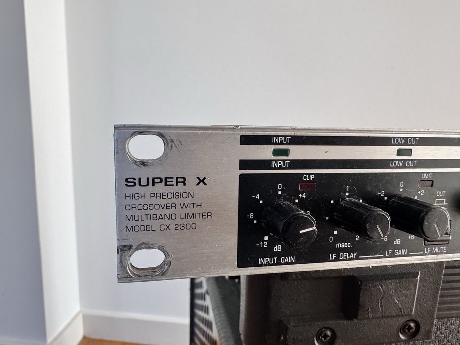 Crossover Behringer CX 2300