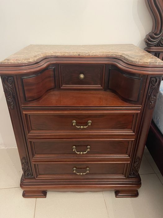Cama de casal completa com estrado,  e mesinhas de cabeceira