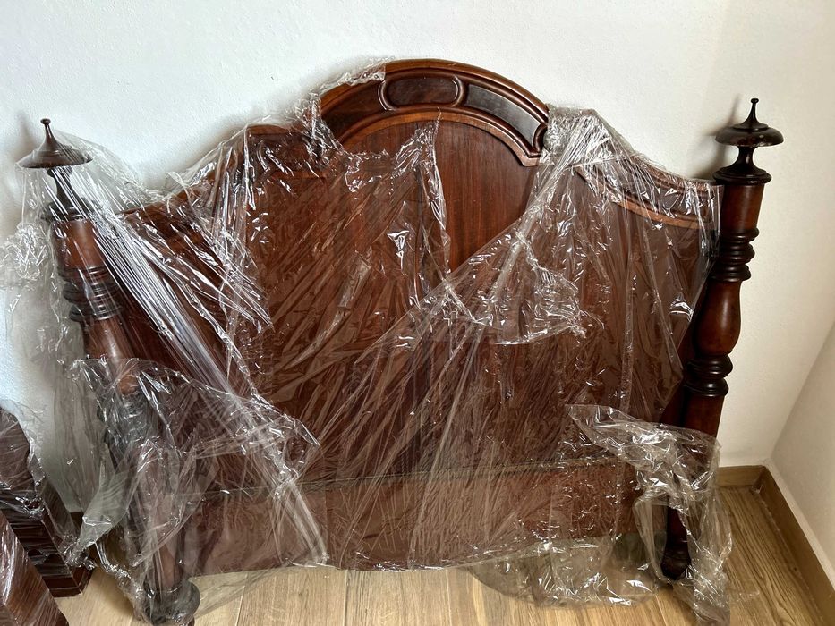 Cama romântica em bom estado