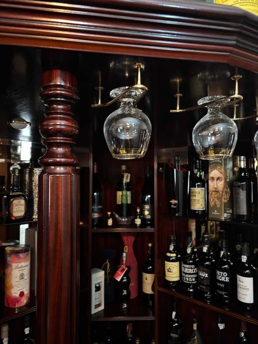 VENDE-SE BAR DE SALA COMPLETO COMO NOVO