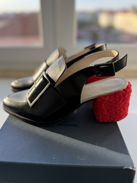 Sapatos abertos em pele da Eureka