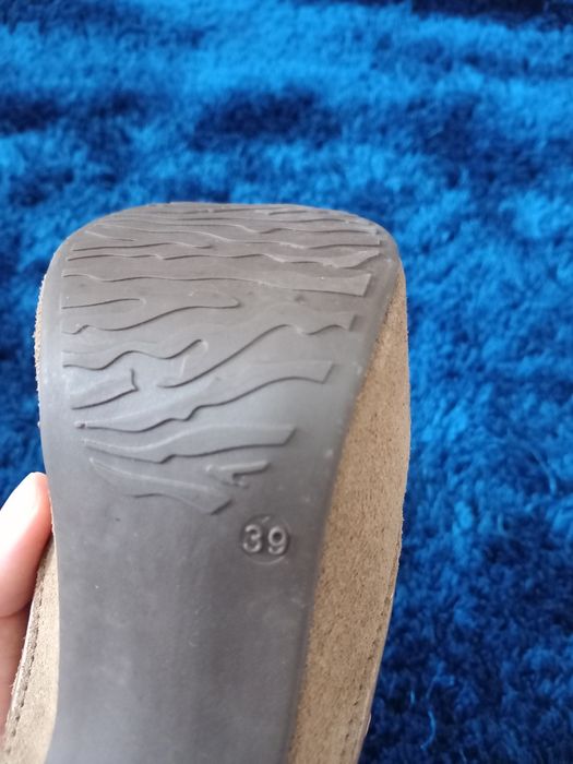 Sapatos beges de pele de salto alto com compensação