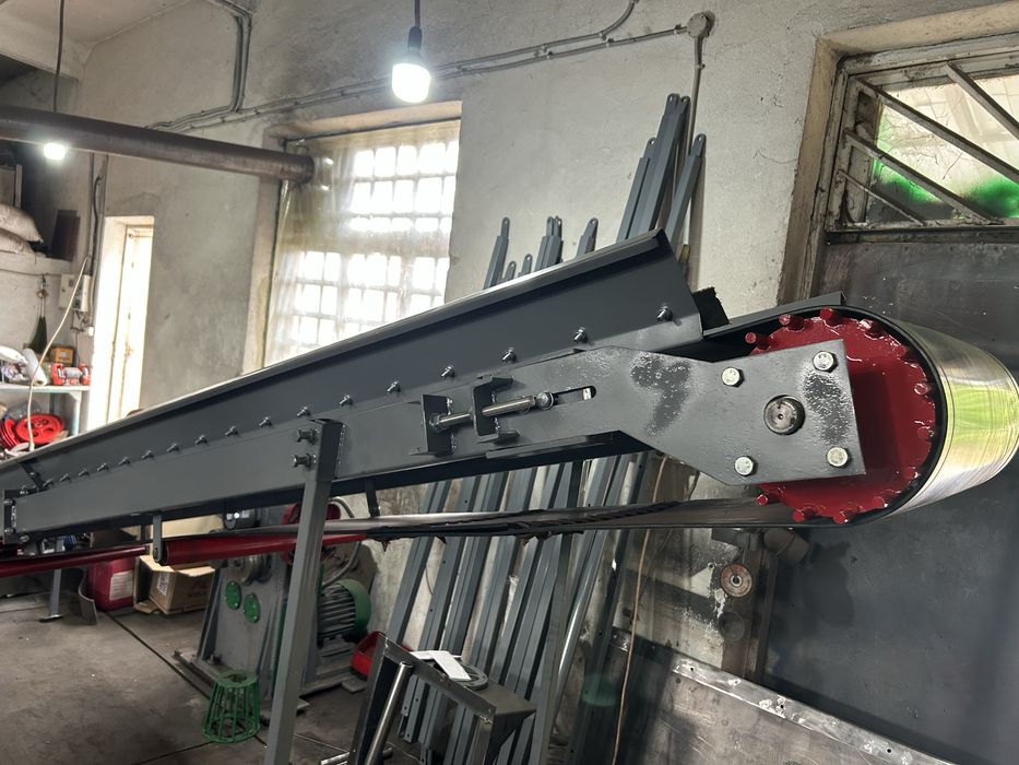 Транспортер стрічковий волокуша для переміщеняя торфу угля мішків