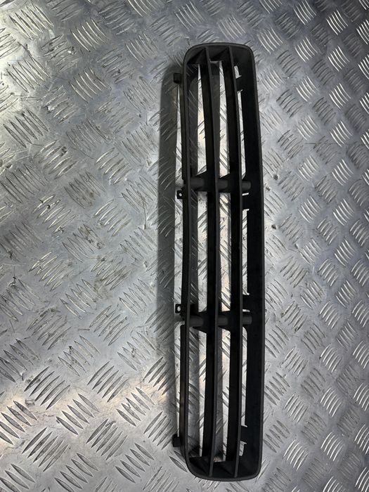 Решетка бампера центральная VW Golf 4 Bora 1J5853677B