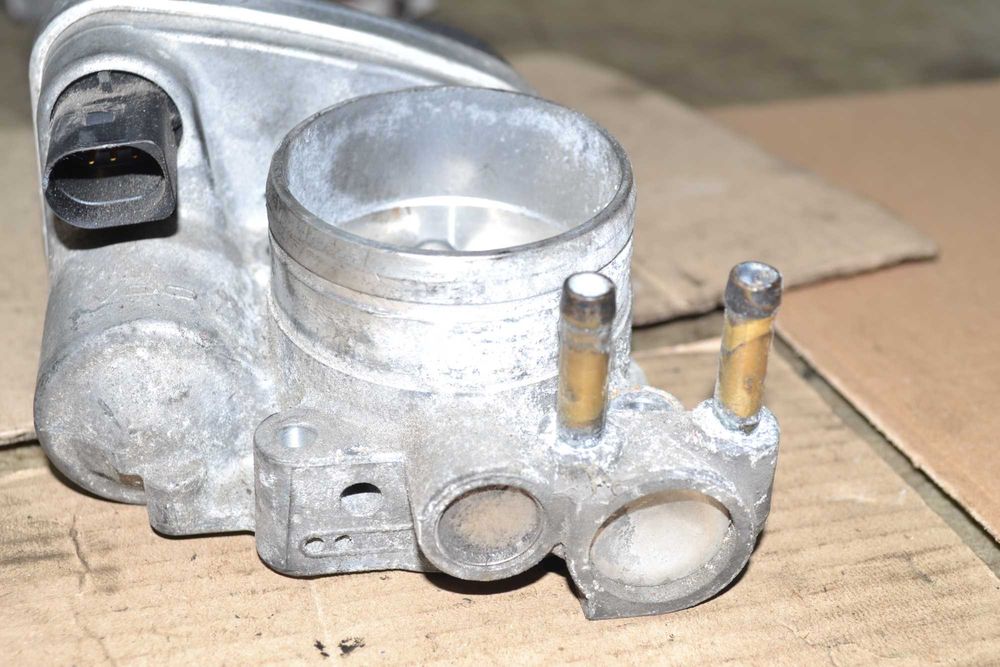 Дросельна заслонка Volkswagen Passat B6 Skoda Octavia II Ауді  2.0 fsi