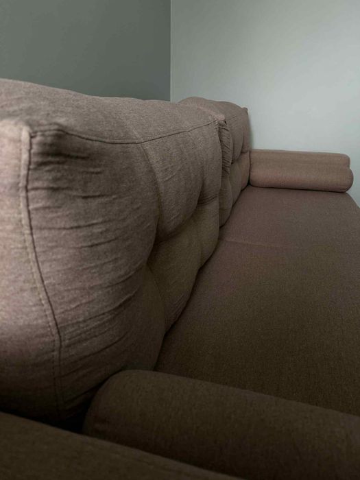 Sofa pudrowy róż z funkcją spania