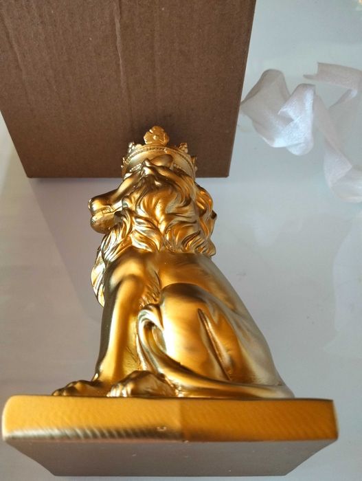 Estatueta do Leão em dourado nova com a sua caixa ,mede 15cm